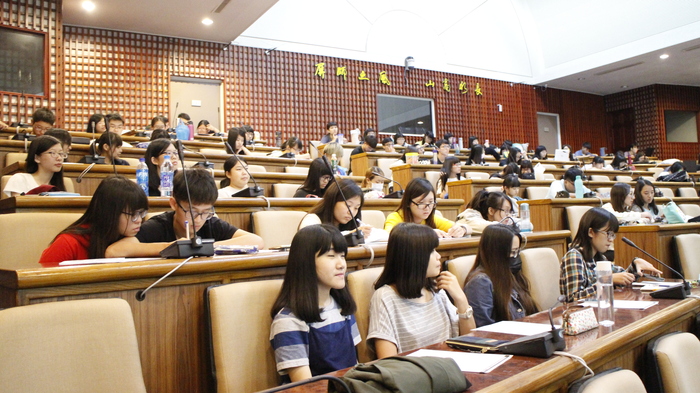 5.22(一)系週會未得同意散佈性私密影像防治宣導講座圖片